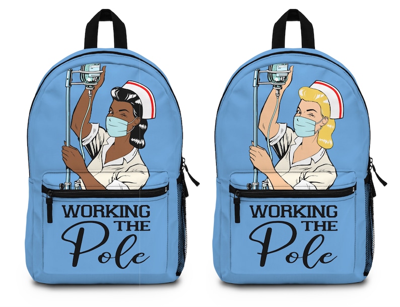 K&ouml;nnte beinhalten: Zwei blaue Rucks&auml;cke mit einem Cartoon-Bild einer Krankenschwester in wei&szlig;er Uniform und einer Gesichtsmaske. Die Krankenschwester h&auml;lt eine Infusionstasche und einen St&auml;nder. Der Text auf dem Rucksack lautet "Working the Pole".