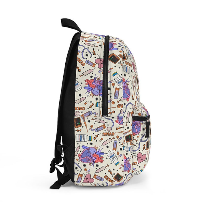 K&ouml;nnte beinhalten: Ein beiger Rucksack mit einem schwarzen Rei&szlig;verschluss und schwarzen Tr&auml;gern. Der Rucksack ist mit einem Muster aus medizinischen Illustrationen bedeckt, darunter Herzen, Pillen, Spritzen und Stethoskope.