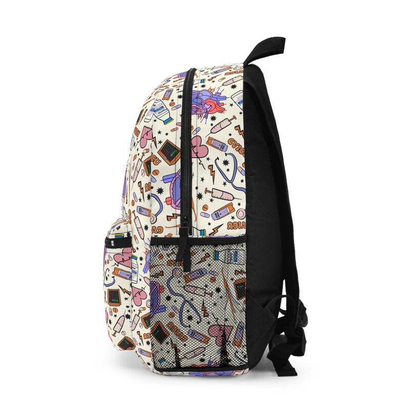 K&ouml;nnte beinhalten: Ein cremefarbener Rucksack mit einem schwarzen Rei&szlig;verschluss und schwarzen Tr&auml;gern. Der Rucksack ist mit einem Muster aus medizinischen Symbolen bedeckt, darunter Herzen, Spritzen, Pillen und Stethoskope.