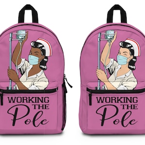 K&ouml;nnte beinhalten: Rosa Rucksack mit einer Cartoon-Abbildung einer Krankenschwester, die am IV-St&auml;nder arbeitet. Der Text "Working the Pole" ist auf der Vorderseite des Rucksacks aufgedruckt.