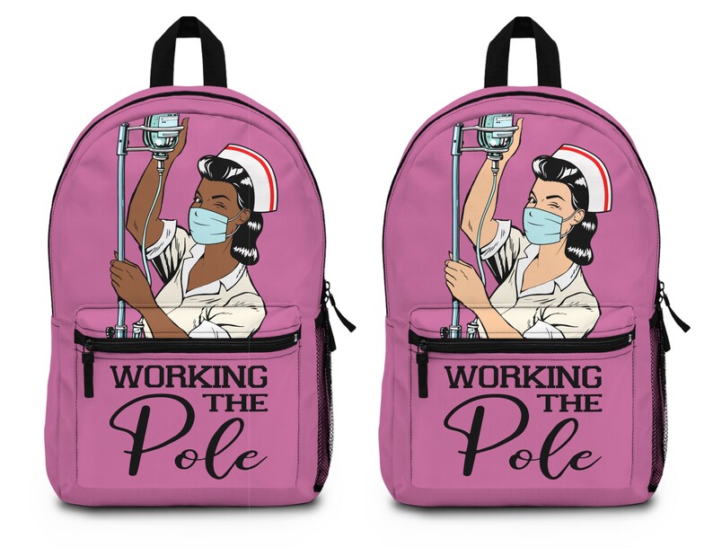 K&ouml;nnte beinhalten: Rosa Rucksack mit einer Cartoon-Abbildung einer Krankenschwester, die am IV-St&auml;nder arbeitet. Der Text "Working the Pole" ist auf der Vorderseite des Rucksacks aufgedruckt.