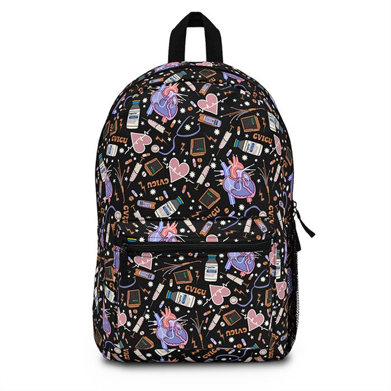 K&ouml;nnte beinhalten: Schwarzer Rucksack mit einem bunten Muster aus Herzen, medizinischen Ger&auml;ten und dem Wort "CVICU", das sich wiederholt.