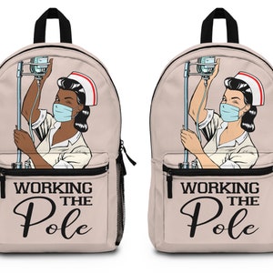 K&ouml;nnte beinhalten: Beigefarbener Rucksack aus Canvas mit einem Cartoon-Bild einer Krankenschwester in wei&szlig;er Uniform und einer blauen Gesichtsmaske. Die Krankenschwester h&auml;lt einen Infusionsst&auml;nder und der Rucksack hat den Text "Working the Pole" auf der Vorderseite.