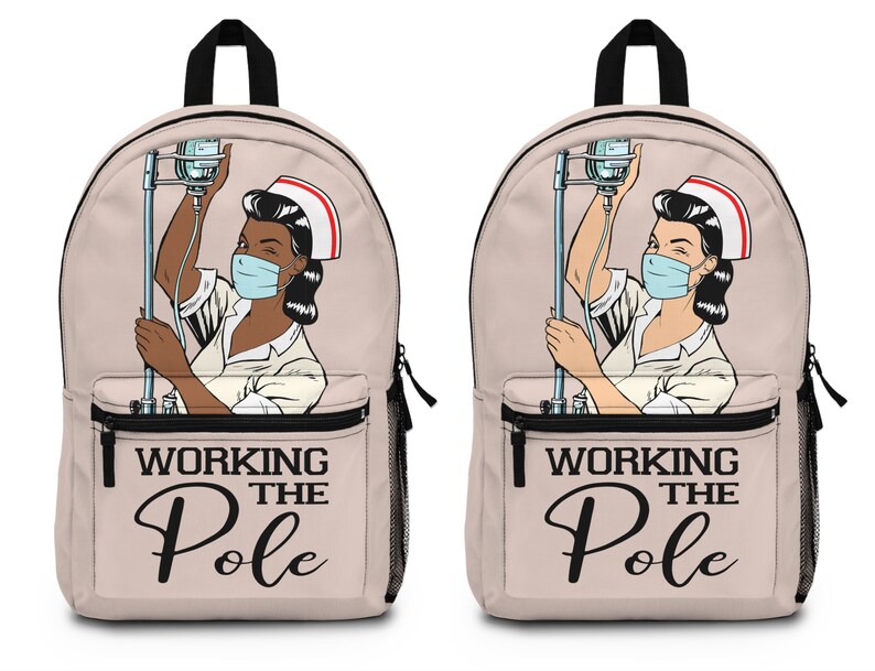 K&ouml;nnte beinhalten: Beigefarbener Rucksack aus Canvas mit einem Cartoon-Bild einer Krankenschwester in wei&szlig;er Uniform und einer blauen Gesichtsmaske. Die Krankenschwester h&auml;lt einen Infusionsst&auml;nder und der Rucksack hat den Text "Working the Pole" auf der Vorderseite.