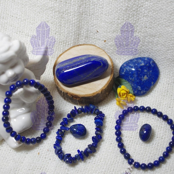 Colección de joyería con Lapislázuli: pulseras, pendientes y piedras minerales.