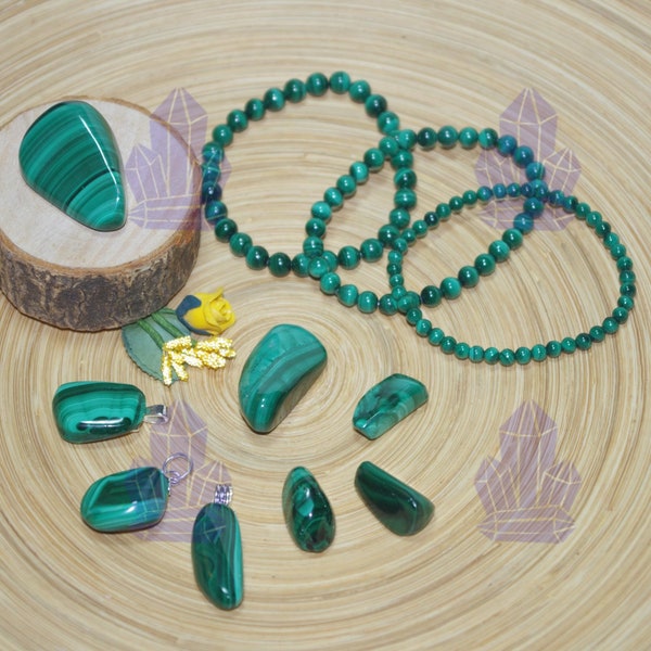 Colección de joyería con Malaquita: colgante péndulo, pulseras, y piedras minerales.