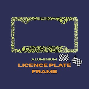 Op de afbeelding: Een rechthoekig kentekenplaathouder met een abstract golvend patroon in limoengroen en zwart. Het frame bevat twee geblokte racevlaggen bij de tekst die ALUMINIUM LICENCE PLATE FRAME leest in oranje en witte letters.
