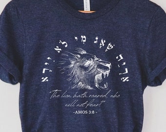 Amos 3:8 Bijbelvers in Hebreeuws T-shirt - "De leeuw heeft gebruld, wie zal niet vrezen?"