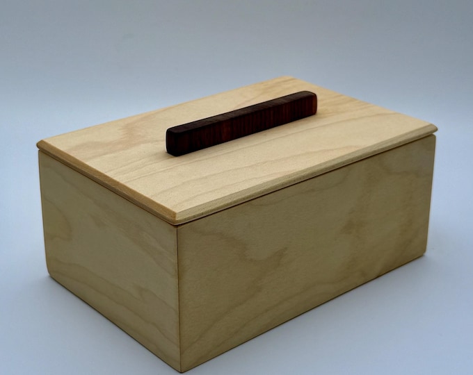 Handgefertigte Holzschatulle / Schmuckbox / Schmuckschatulle aus Ahorn mit Nussbaumgriff zur Aufbewahrung deiner Erinnerungen / Schmuck o.ä.