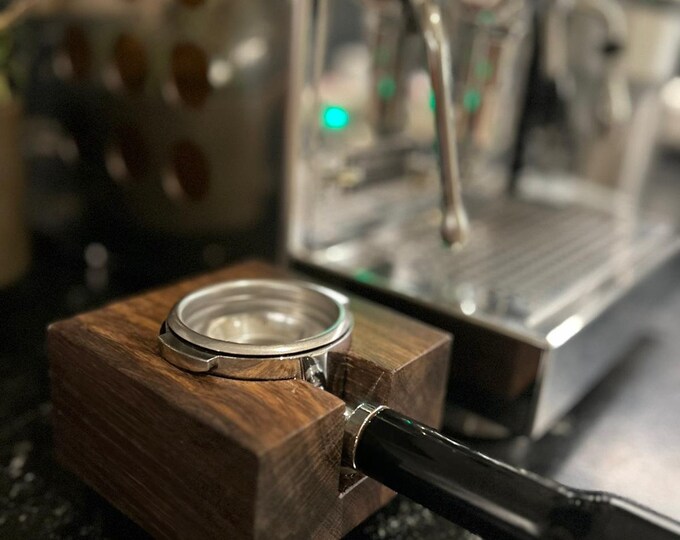 Tamper Station aus Räuchereiche (handgefertigt), Barista Zubehör f. ECM, Bezzera, Quickmill, Profitec, Rocket uvm. / Tamping Station
