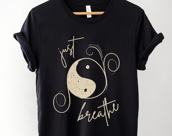 Koszulka Yin Yang - „Just breathing” Koszulka do jogi, Letnia koszulka medytacyjna, Estetyczny prezent dla miłośnika medytacji, Urocza koszulka uzdrawiająca, Pozytywne wibracje