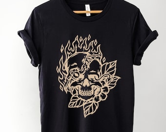 Camiseta con esqueleto de calavera floral / Camiseta con calavera de flor de fuego / Camiseta con gráfico bohemio gótico / Prenda estética oscura única, camiseta Dark Academia