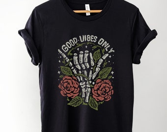 Camiseta con mano de esqueleto y rosas: Camiseta con estampado floral gótico