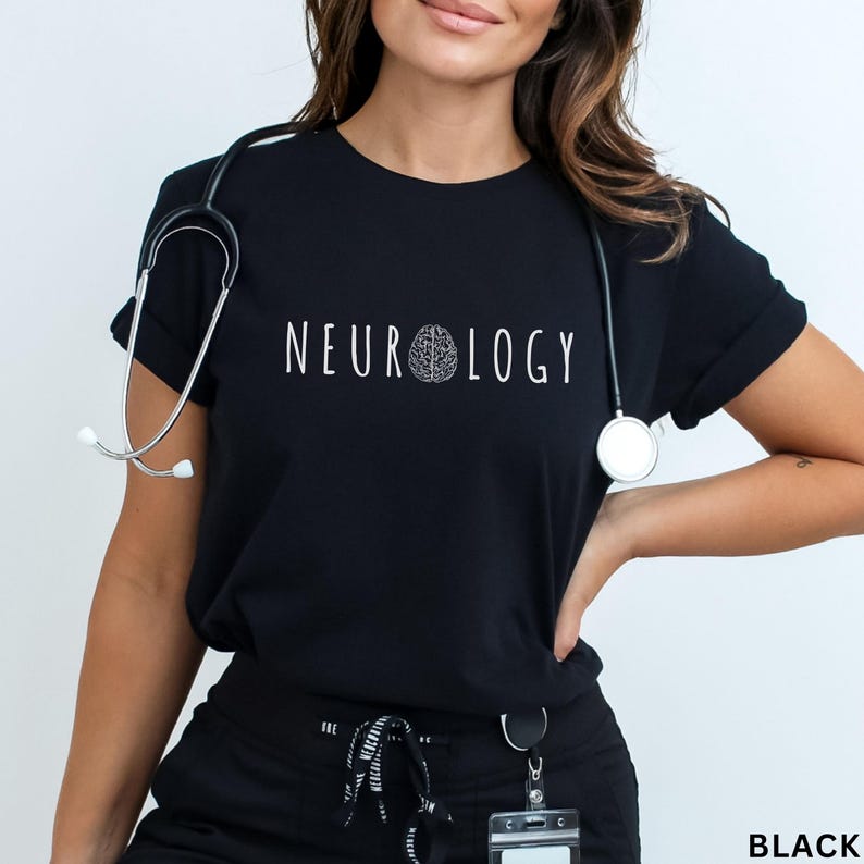 K&ouml;nnte beinhalten: Schwarzes T-Shirt mit dem Wort "NEUROLOGY" in Wei&szlig; und einer Gehirngrafik. Ein Stethoskop ist um den Hals gelegt. Das T-Shirt wird von einer Person getragen. Das Wort "BLACK" ist unten rechts sichtbar.