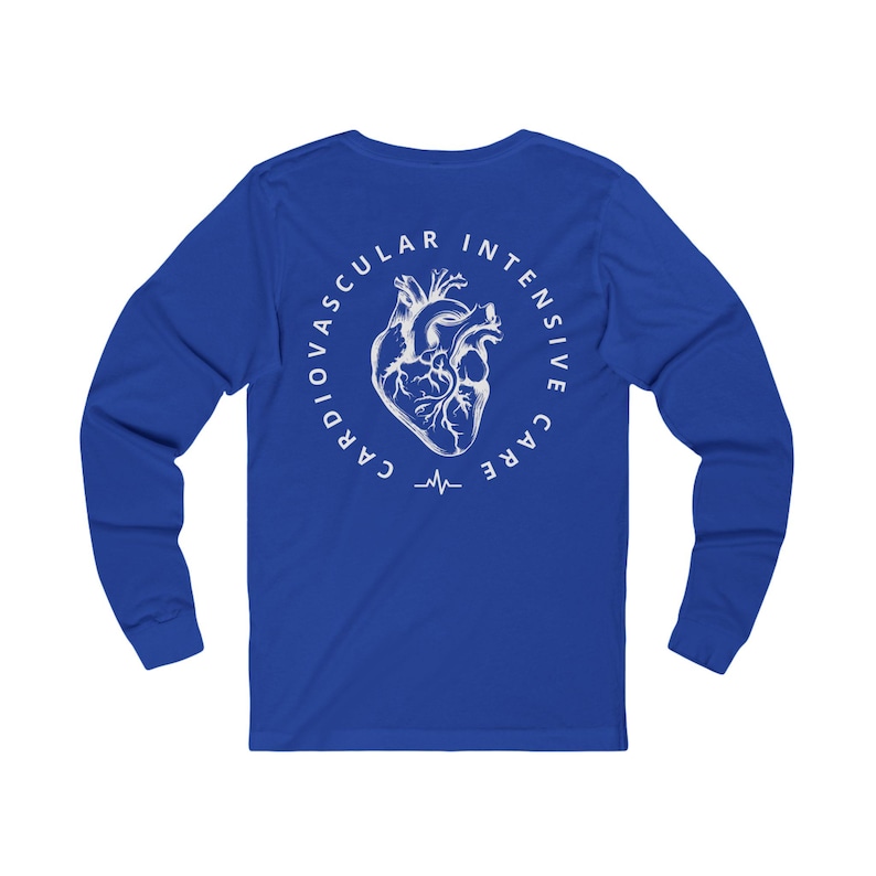 Puede incluir: Una camiseta azul real de manga larga con un gr&aacute;fico blanco en la parte posterior. El dise&ntilde;o muestra una ilustraci&oacute;n de un coraz&oacute;n anat&oacute;mico dentro de un borde circular con el texto CARDIOVASCULAR INTENSIVE CARE y una l&iacute;nea de pulso.