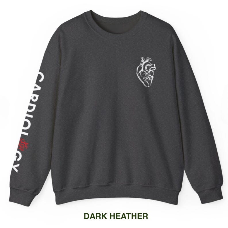 Peut inclure: Sweat-shirt gris chin&eacute; fonc&eacute; avec un graphique de c&oelig;ur anatomique blanc sur le devant et le mot "CARDIOLOGY" en blanc avec un c&oelig;ur rouge sur la manche gauche.