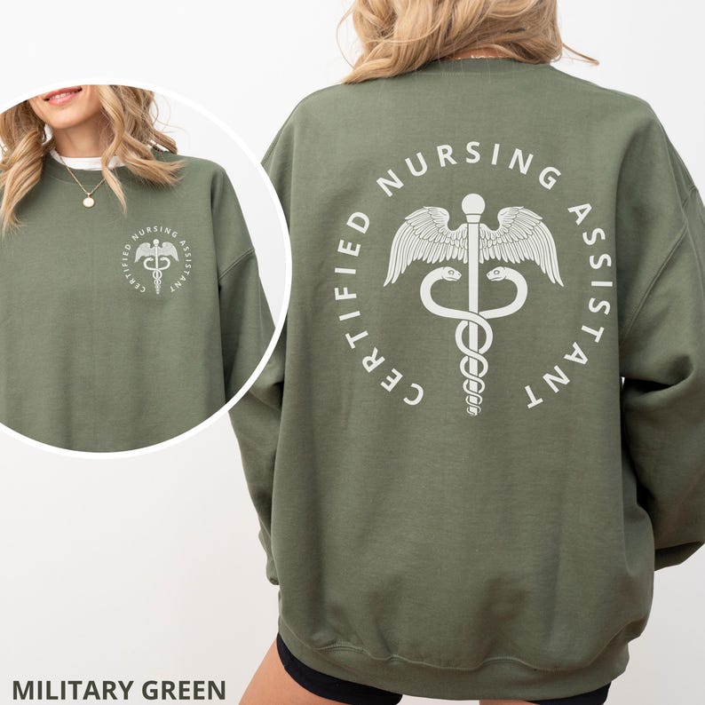 以下が含まれることがあります： 背中に医療シンボルを囲む円の中に「CERTIFIED NURSING ASSISTANT」という文字が書かれた緑色のスウェットシャツです。