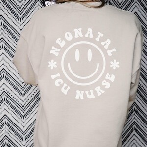 NICU Nurse Sweatshirt, Neonatal Nurse Shirt, NICU Nurse Crewneck Sweater, Nurse Gifts, Tiny Humans Shirt Nurse Apparel Gifts for Nurses imagem 3