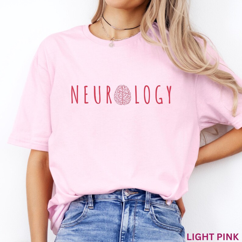 K&ouml;nnte beinhalten: Hellrosa T-Shirt mit dem Wort "NEUROLOGY" in Rot und einer Gehirngrafik. Das T-Shirt hat einen Rundhalsausschnitt und ist aus weichem Material. Der Text "LIGHT PINK" befindet sich unten rechts.