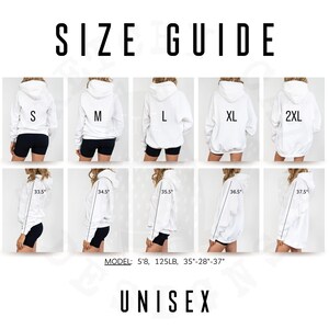 Op de afbeelding: Een witte unisex hoodie maattabel met maten S tot 2XL. De gids toont modellen die de hoodies dragen, met afmetingen in inches. De tekst "SIZE GUIDE" en "UNISEX" worden in het zwart weergegeven.