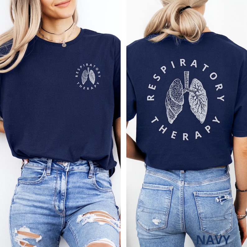 Pode incluir: Camiseta azul marinho com um gr&aacute;fico branco de pulm&otilde;es e o texto "RESPIRATORY THERAPY" na frente e atr&aacute;s. O design &eacute; circular e apresenta ilustra&ccedil;&otilde;es anat&ocirc;micas detalhadas. A camiseta &eacute; de gola redonda.