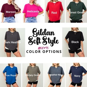 K&ouml;nnte beinhalten: Auswahl an Gildan Soft Style T-Shirts in verschiedenen Farben: Bordeaux, Pink, Rot, Waldgr&uuml;n, Dunkelgrau, Schwarz, K&ouml;nigsblau, Milit&auml;rgr&uuml;n, Heather Navy und Marine. Das Bild zeigt die Shirts mit den Farbbezeichnungen.