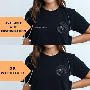 Puede incluir: Camiseta negra con un emblema blanco de enfermera registrada y el texto "AMANDA RN, BSN". La camiseta se muestra con y sin opciones de personalizaci&oacute;n. Un estetoscopio est&aacute; colgado alrededor del cuello.