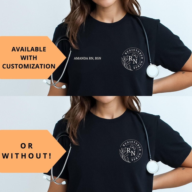 Puede incluir: Camiseta negra con un emblema blanco de enfermera registrada y el texto "AMANDA RN, BSN". La camiseta se muestra con y sin opciones de personalizaci&oacute;n. Un estetoscopio est&aacute; colgado alrededor del cuello.
