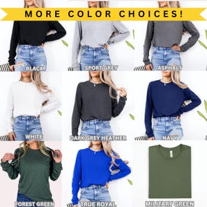 Puede incluir: Una colecci&oacute;n de camisetas de manga larga con cuello redondo en nueve colores diferentes, incluyendo negro, gris deportivo, asfalto, blanco, gris jaspeado oscuro, azul marino, verde bosque, azul real y verde militar, combinadas con vaqueros azules.