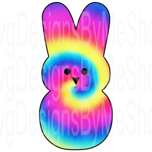 Peut inclure: Un lapin de Pâques tie-dye avec un motif en spirale de couleurs rose, bleu, jaune et vert. Le lapin a des yeux noirs et un nez noir.