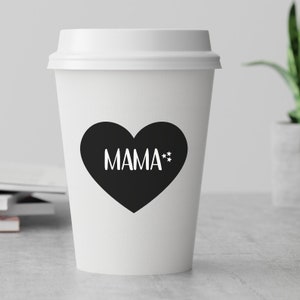 Pu&ograve; includere: Bicchiere di carta bianco per il caff&egrave; da asporto con un design a forma di cuore nero che dice "MAMA" con stelle.