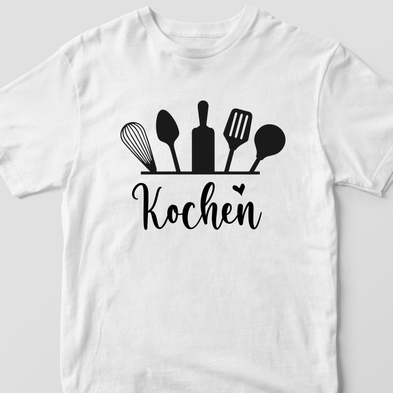Op de afbeelding: Wit T-shirt met een zwarte afbeelding van keukengerei: een garde, lepel, deegroller, spatel en pollepel. Het woord "Kochen" staat eronder in een sierlijk lettertype.