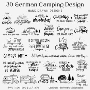 Op de afbeelding: Een verzameling van 30 handgetekende campingontwerpen in zwart-wit met campers, bergen, bomen en tekst in het Duits. De tekst bevat zinnen als "Camping is mijn therapie", "Wanderlust", "Camper met hart" en "Laten we gaan kamperen".