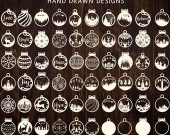 Op de afbeelding: Een set van 48 handgetekend kerstbalontwerpen in zwart en wit. De ontwerpen omvatten verschillende kerstthema's zoals sneeuwvlokken, sterren, ornamenten, rendieren en de woorden "Love", "Believe", "Bright", "Peace" en "Joy".
