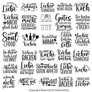 Op de afbeelding: Een verzameling zwart-wit citaten en zinnen met een keukenthema. De afbeelding bevat verschillende tekstontwerpen, waaronder woorden als "Liefde", "Koken" en "Soul Food", geschikt voor keukendecoratie of knutselprojecten.