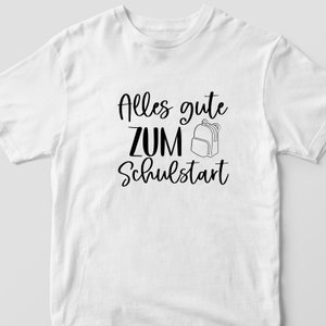 Pode incluir: Camiseta branca com texto preto que diz "Alles gute zum Schulstart" com uma pequena ilustra&ccedil;&atilde;o de mochila.
