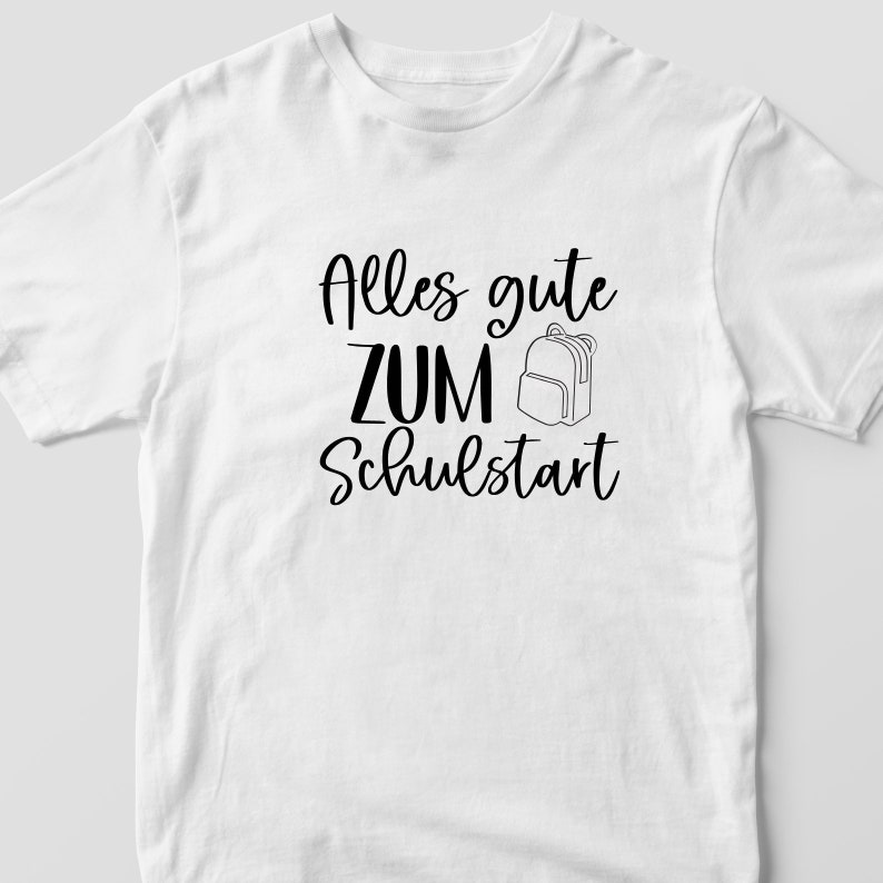 Pode incluir: Camiseta branca com texto preto que diz "Alles gute zum Schulstart" com uma pequena ilustra&ccedil;&atilde;o de mochila.