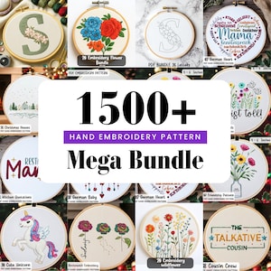 Könnte beinhalten: Eine Sammlung von Handstickmustern, die in Holzreifen präsentiert werden. Das Bild zeigt verschiedene Designs, darunter Blumenarrangements, Buchstaben, Zitate und ein Einhorn. Der Text auf dem Bild lautet "1500+ Hand Embroidery Pattern Mega Bundle."