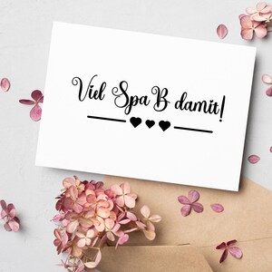 K&ouml;nnte beinhalten: Eine wei&szlig;e Karte mit schwarzem Text, der "Viel Spa B damit!" lautet, mit drei schwarzen Herzen unter dem Text.