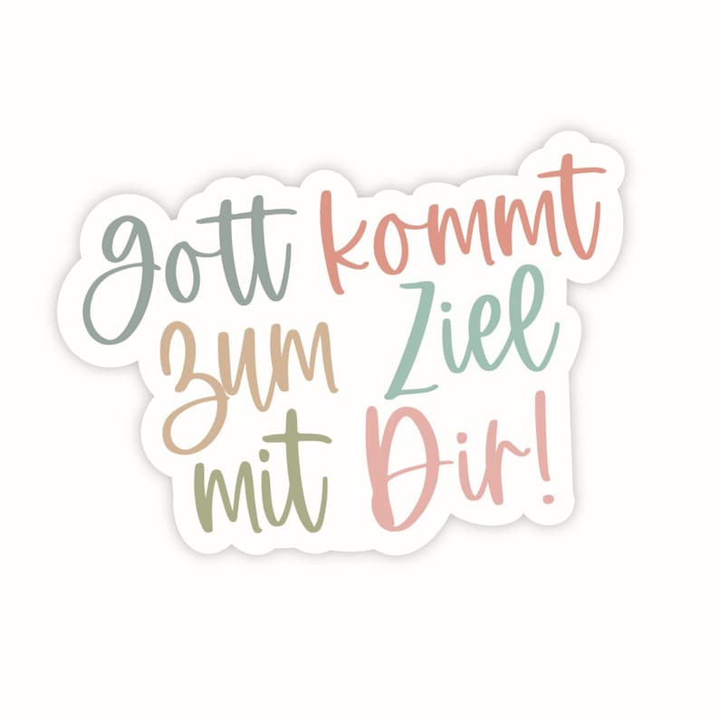Puede incluir: Una pegatina blanca con la frase alemana "Gott kommt zum Ziel mit Dir!". El texto est&aacute; escrito en un estilo manuscrito con colores pastel, incluyendo verde, rosa y beige, creando un dise&ntilde;o atractivo.