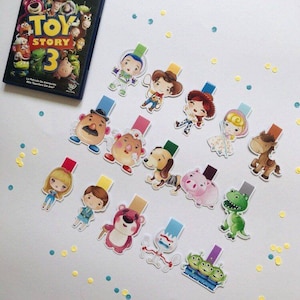 Può includere: Un set di 13 segnalibri magnetici con i personaggi di Toy Story. I segnalibri presentano personaggi come Woody, Buzz Lightyear, Jessie e Mr. e Mrs. Potato Head. Ogni segnalibro ha una striscia magnetica colorata sul retro.