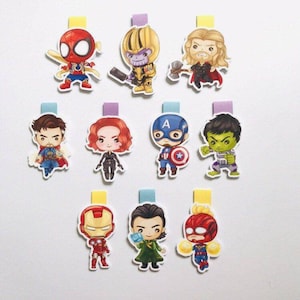 Puede incluir: Conjunto de diez marcadores magnéticos coloridos con varios personajes de superhéroes de Marvel, incluidos Spider-Man, Iron Man, Capitán América, Thor, Hulk, Loki, Viuda Negra, Doctor Strange y Thanos. Cada marcador mide aproximadamente 5 cm de alto.