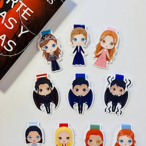 Può includere: Set di dieci segnalibri magnetici con personaggi della serie Throne of Glass di Sarah J. Maas. I segnalibri sono stampati su cartoncino bianco e presentano una varietà di personaggi, tra cui Celaena Sardothien, Dorian Havilliard, Chaol Westfall, e molti altri.
