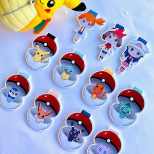 Puede incluir: Un conjunto de 10 marcadores de libros temáticos de Pokémon de colores vivos. Los marcadores presentan diferentes personajes de Pokémon dentro de Poké Balls. Algunos de los personajes incluyen Pikachu, Squirtle, Charmander, Eevee y Bulbasaur.
