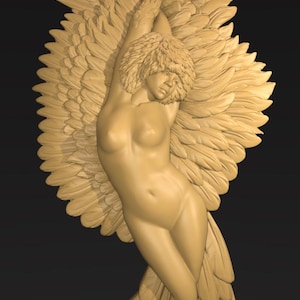 Pode incluir: Escultura detalhada de uma figura nua com grandes asas emplumadas. A figura está em uma pose graciosa, com os braços levantados e a cabeça inclinada. A escultura é de uma cor dourada quente sobre um fundo escuro.