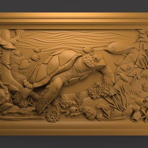 Puede incluir: Una talla de madera detallada de una tortuga nadando en el océano. La tortuga está rodeada de coral, algas y peces. La talla está enmarcada en un sencillo marco de madera.