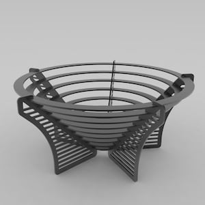 Puede incluir: Un frutero de metal gris oscuro con un diseño único. El frutero presenta una parte superior circular con múltiples bandas horizontales y una base acampanada sostenida por tres patas anguladas con un diseño de listones. El frutero tiene aproximadamente 30 cm de diámetro.