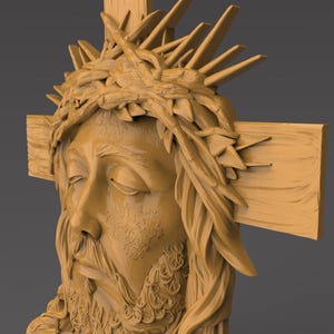 Op de afbeelding: Een gedetailleerd houten beeld van Jezus Christus aan het kruis. Het beeld is geschilderd in een lichtbruine kleur en heeft een doornenkroon, een baard en lang haar.