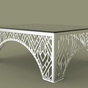 Puede incluir: Mesa de centro cuadrada moderna con diseño geométrico. La mesa tiene una estructura de metal plateado con un patrón calado y una tapa de cristal oscuro. Las patas son arqueadas y el diseño general es contemporáneo. Medidas en centímetros.