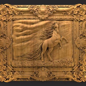Peut inclure: Sculpture en bois détaillée d'un cheval cabré dans un cadre orné. Le cheval a une crinière et une queue fluides, et le cadre présente des motifs floraux et de volutes. Le bois a une teinte naturelle et chaleureuse.